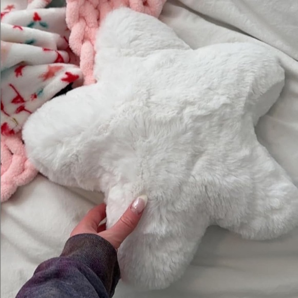Fluffy star pillow - Picture 3 of 3